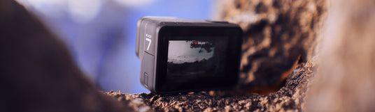 GoPro Kamera die auf einem Felsen steht und in den Himmelt filmt