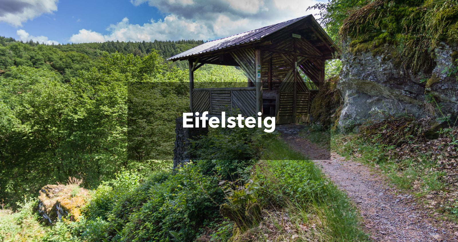 Kleiner Weg führt auf dem Berg zu einer kleinen Hütte: Eifelsteig