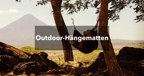 Mann in Hängematte mit Blick auf Berg: Outdoor-Hängematten