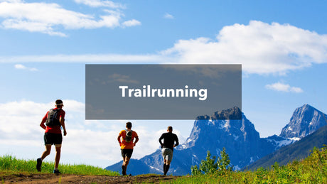 Drei Trailrunner laufen auf einem Bergkamm: Trailrunning