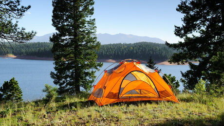 Zelt steht auf Anhöhe vor einem See: Campingzelt mieten