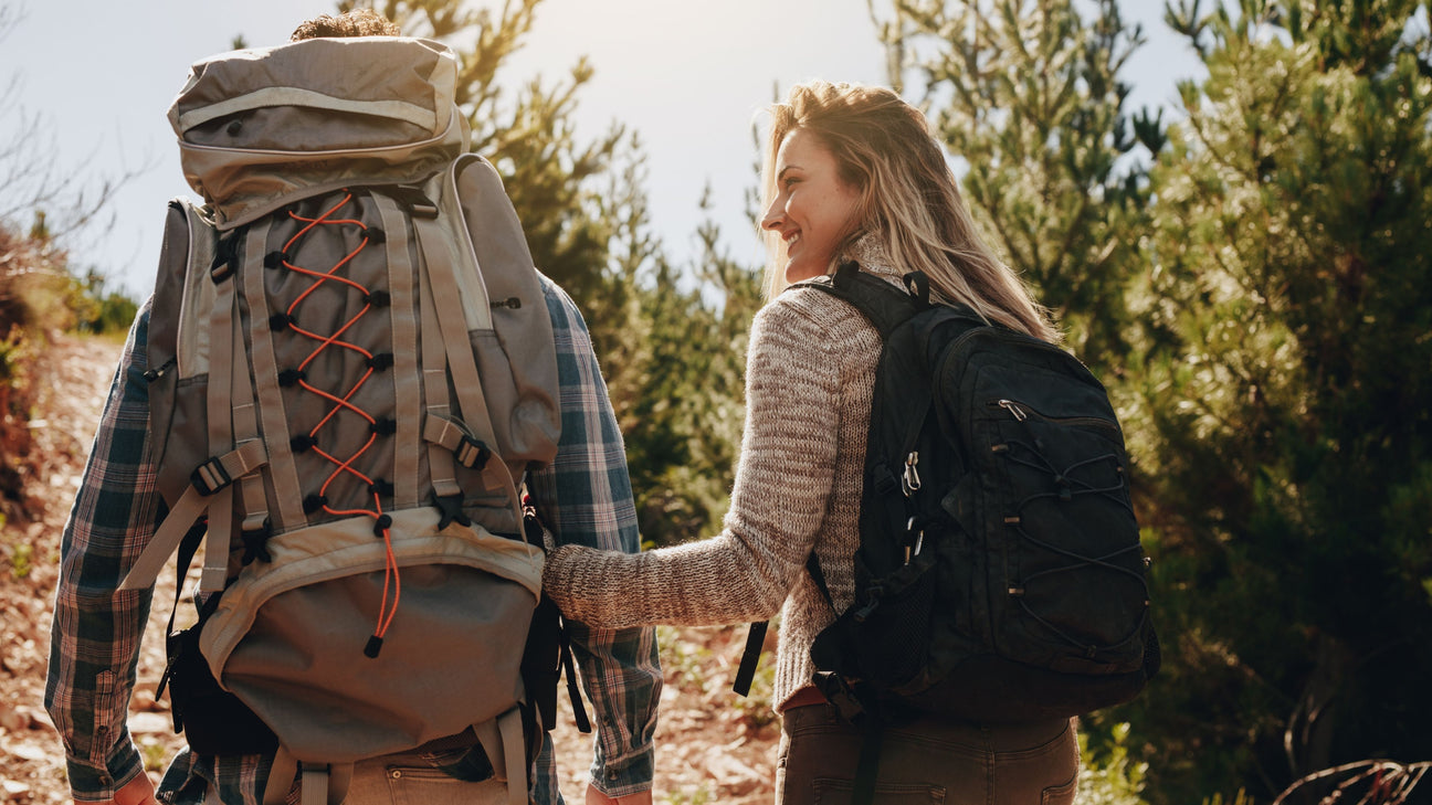 Ein Paar auf einer Wanderung: Rucksack mieten