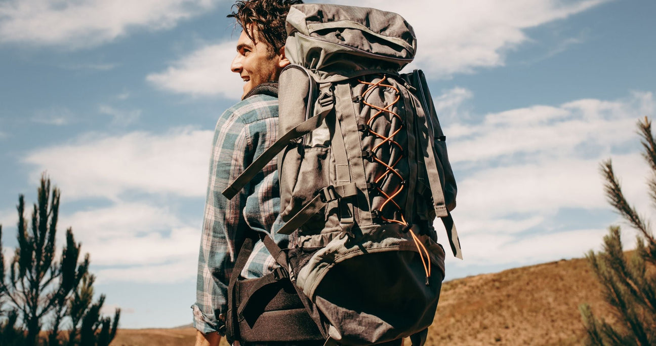 Mann mit Trekkingrucksack auf dem Rücken: Trekkingrucksack mieten