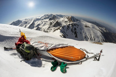 Alpines Camp auf Berggipfel mit Biwaksack: Biwaksack mieten