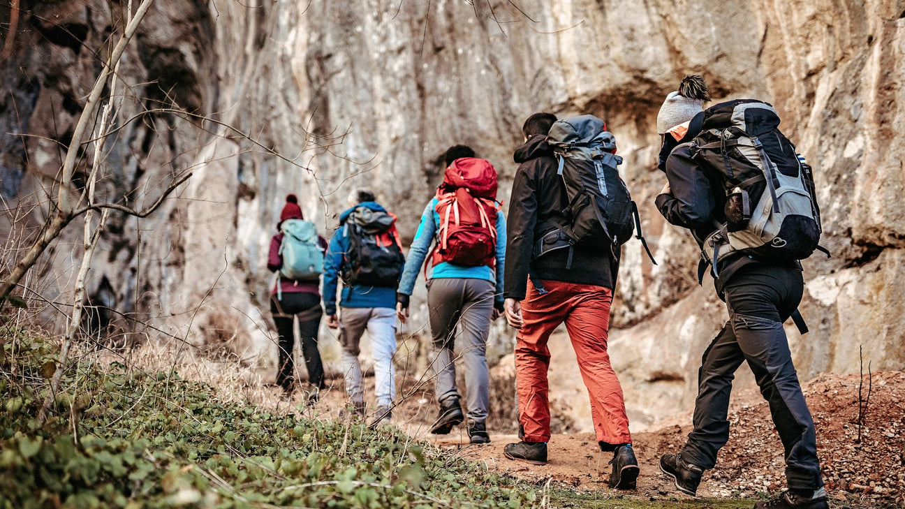 Gruppe wandert einen steinigen Weg hinauf: Wander-/Trekkingtour