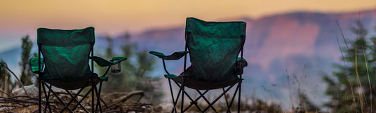 Bild von zwei Campingstühlen die in Richtung Bergpanorama fotografiert wurden