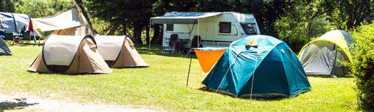 Viele Zelte auf einem Campingplatz: Campingzelt mieten