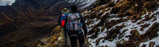 Zwei Wanderer auf einem Bergpfad: Isomatte mieten