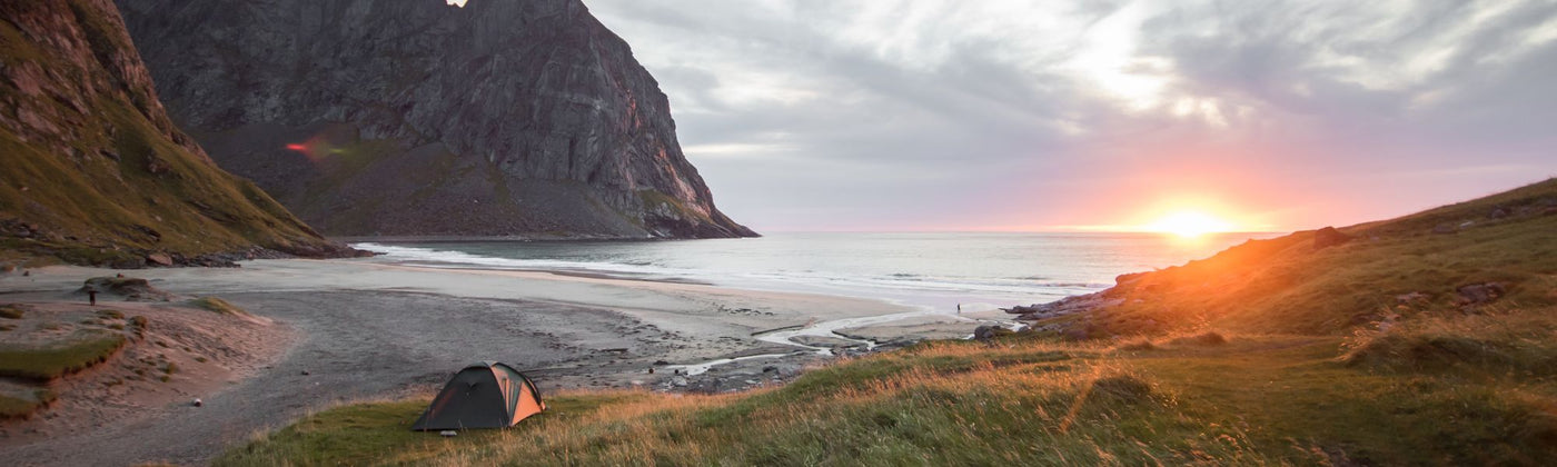 Zelt steht am Meer Richtung Sonnenuntergang: Isomatte mieten