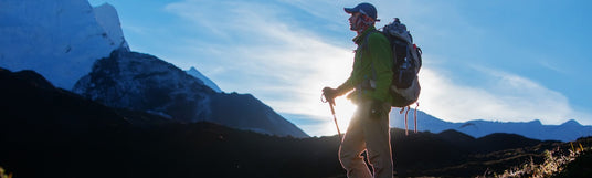 Wanderer steht vor Traumhafter Bergkulisse: Rucksack mieten