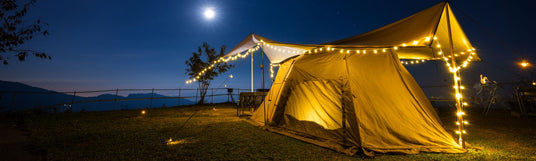 Tarp als Festzelt aufgebaut und mit Licht dekoriert: Tarp mieten