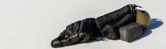 Winterausrüstung die im Schnee präsentiert auf dem Boden liegt: Winterausrüstung mieten